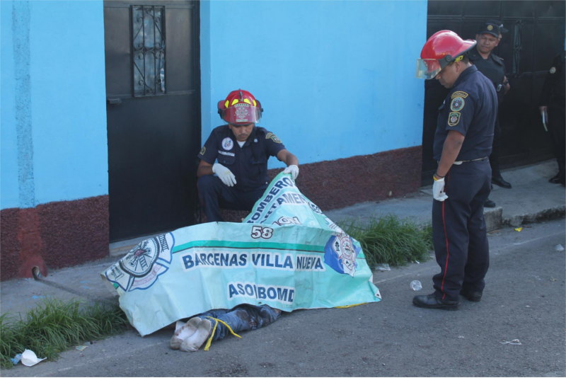 Cadáveres de dos hombres que fueron encontrados en las calles de San José Villanueva el 15 de mayo del 2014. Ambos fueron asesinados de la misma manera.