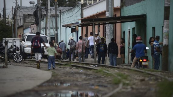 En la antigua línea del ferrocarril, en donde se oferta el sexo en cada puerta, se instaló una clica de la MS-13 para extorsionar. Foto Fabricio Alonzo