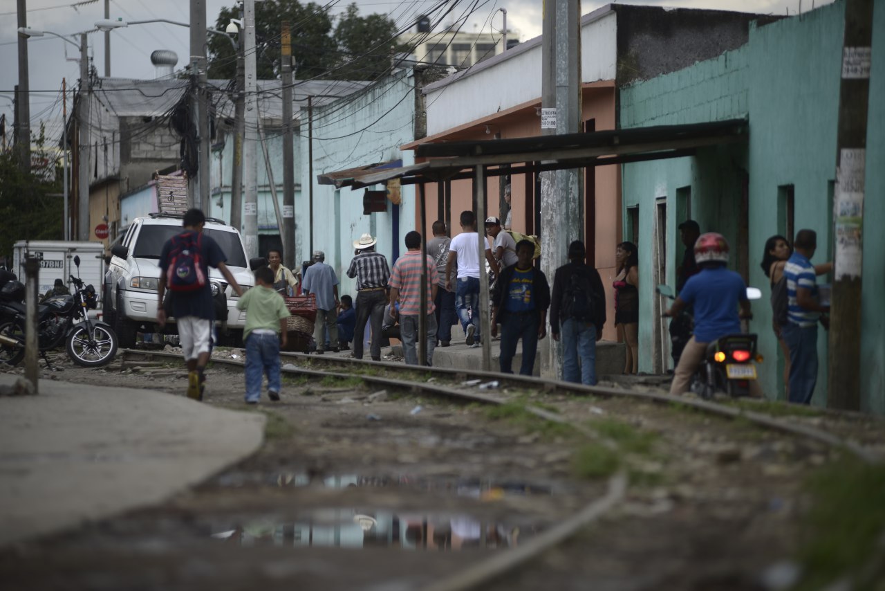 En la antigua línea del ferrocarril, en donde se oferta el sexo en cada puerta, se instaló una clica de la MS-13 para extorsionar. Foto Fabricio Alonzo