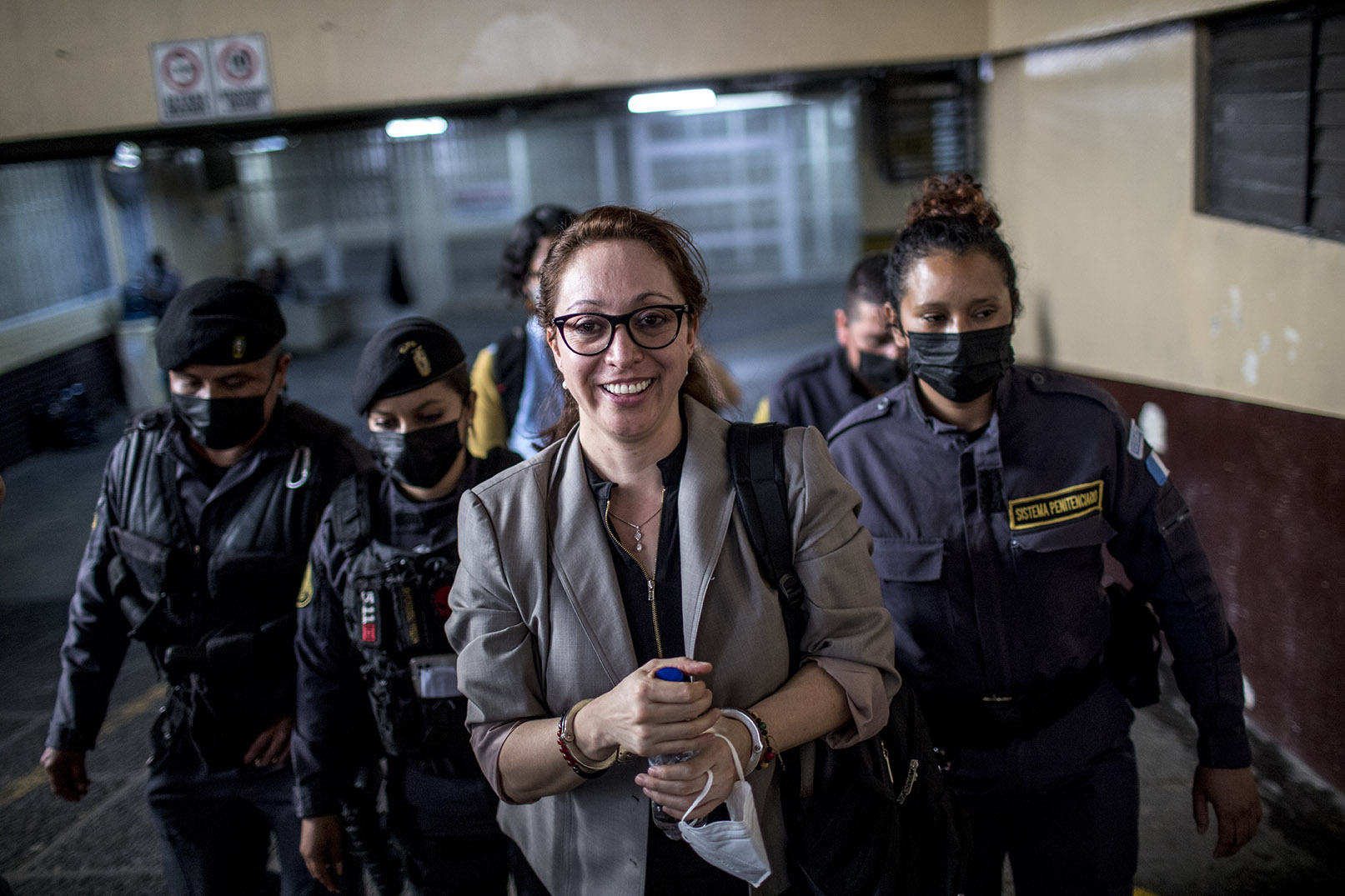 Virginia Laparra sonre saliendo de Torre de Tribunales. La ex jefa de la Feci en Quetzaltenango, condenada por el delito de abuso de autoridad, fue sentenciada a cuatro aos de crcel conmutables